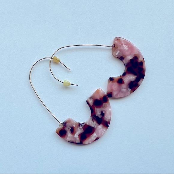 NWOT Pink “Tortoise” Shell Half-Moon Drop Earrings - Picture 2 of 3
